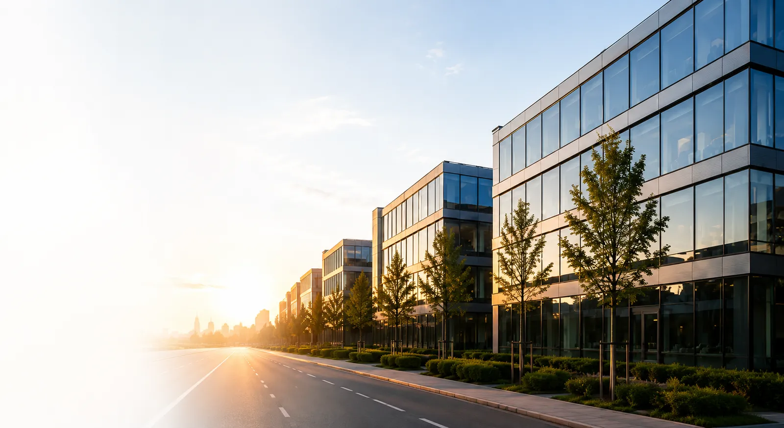 Modernes Glas-Bürogebäude in der Abendsonne